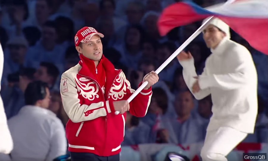 На фото россияне на открытии ОИ 2010